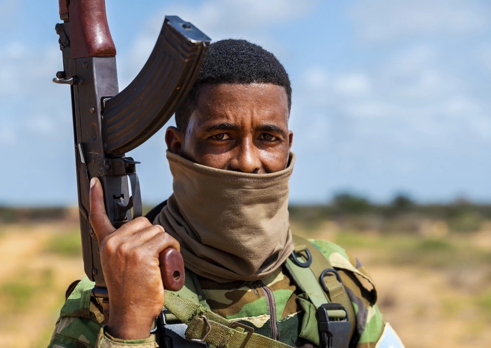 Askari ka tirsan Ciidamada Kumaandooska Somaliya.jpg